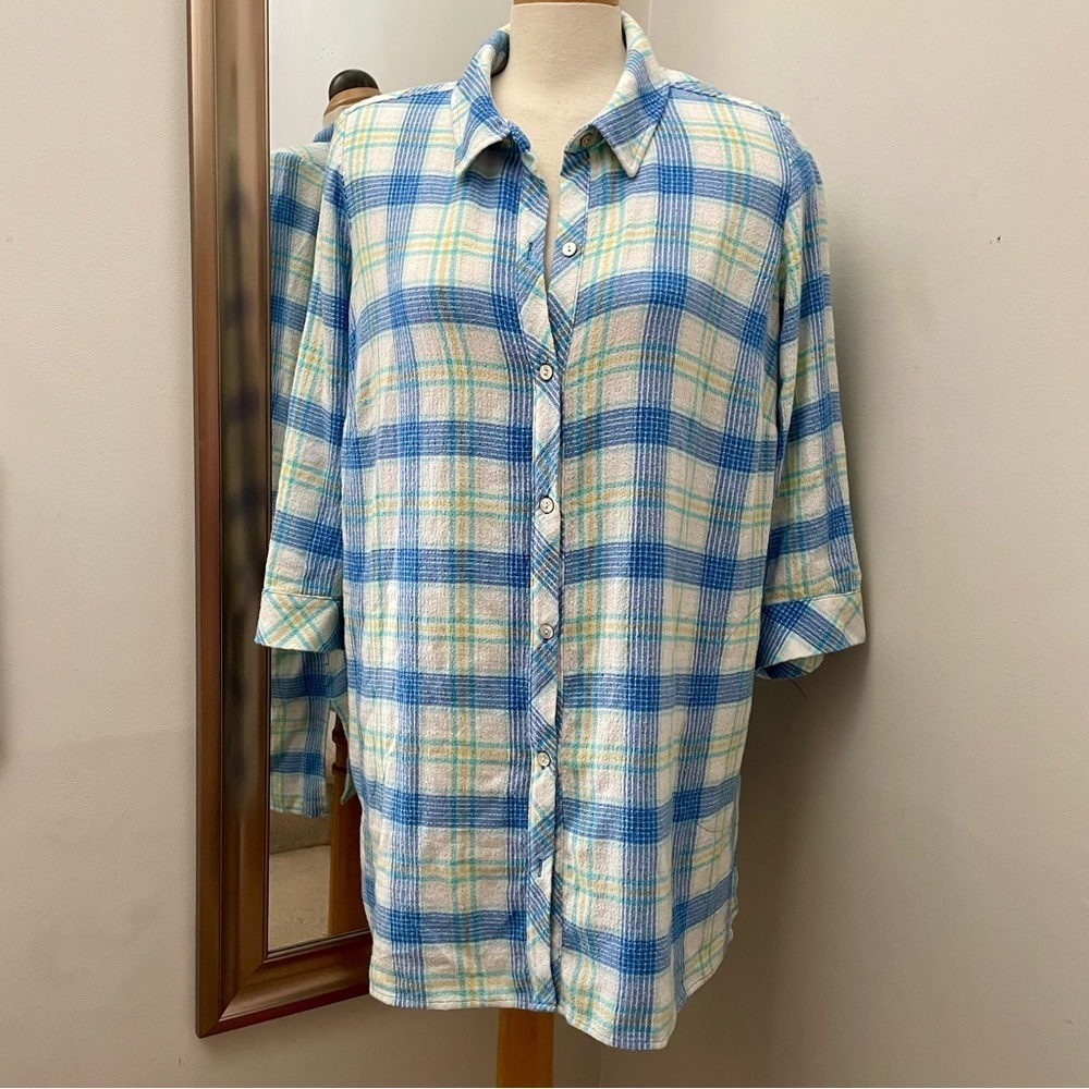 Susan Graves super soft collared plaid long line shirt with pockets. Size 1X